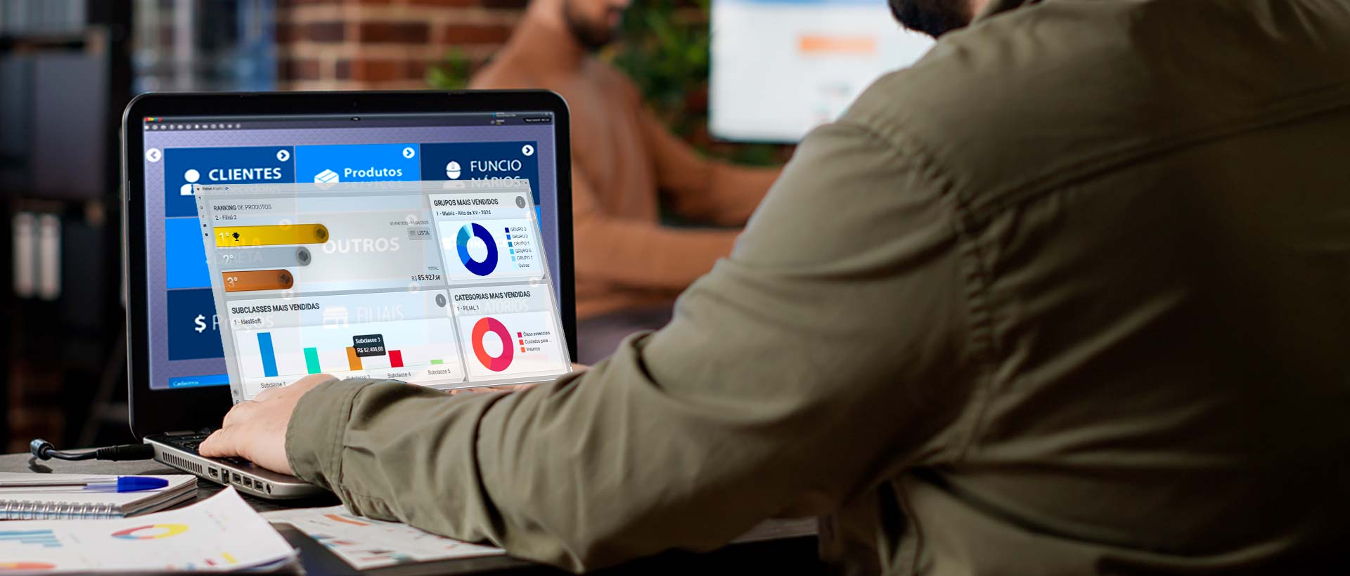 Homem olhando as projeções financeiras do seu negócio no Painel Analítico do sistema ERP Shop 9.
