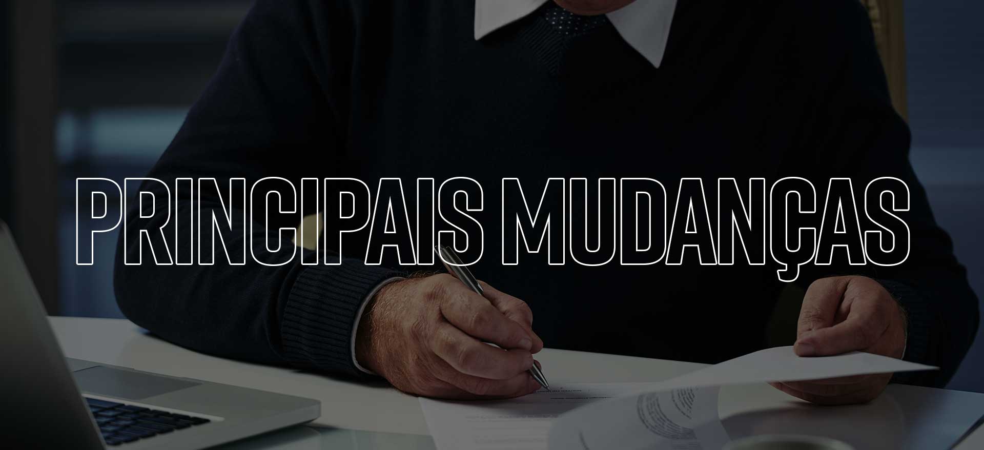 Empresário segurando uma caneta enquanto analisa papéis sobre a nova reforma tributária do Brasil em 2026.