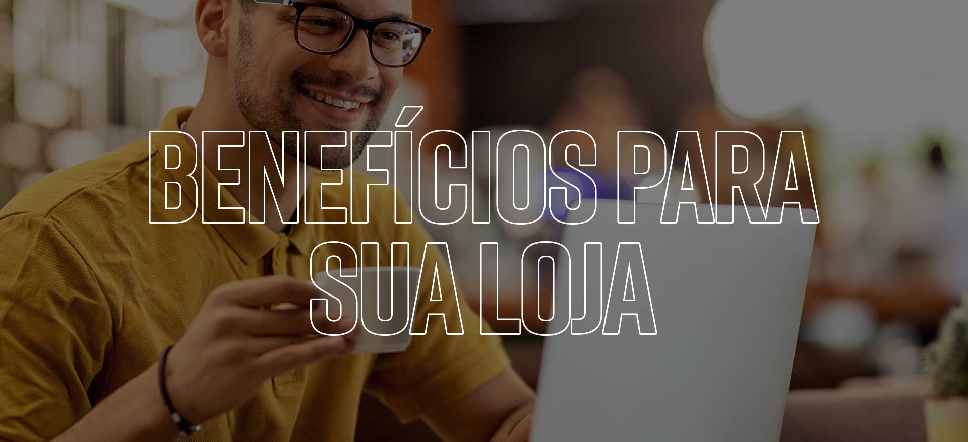 homem tomando café olhando para o notebook em fundo escurecido. Existe um lettering que diz: Benefícios para sua loja.